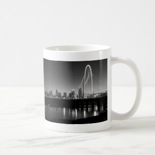 Taza de café en escala de grises del amanecer del 