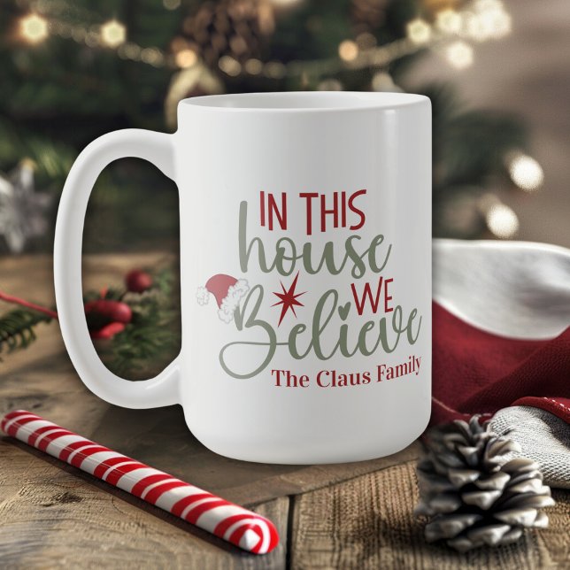 Taza De Café En Esta Cámara Creemos Que Los Navidades Personali (In This House We Believe Cute Custom Christmas Coffee Mug. Just add your family name!)