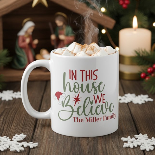 Taza De Café En Esta Cámara Creemos Que Los Personalizados Sant (In This House We Believe Custom Santa Christmas Coffee Mug)
