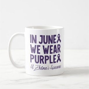 Taza De Café En junio usamos la conciencia del Alzheimer púrpur