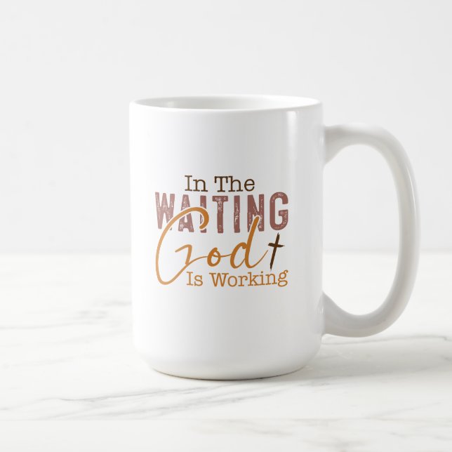 Taza De Café En la espera Dios está trabajando Cita Cristiana (Derecha)