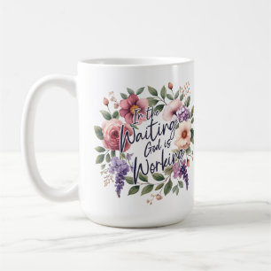 Taza De Café En la Espera Dios está Trabajando Floral Cristiano