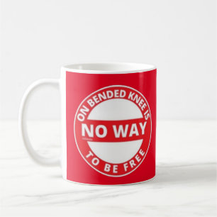 TAZA DE CAFÉ EN LA ROPA DE BENDED NO HAY MANERA DE SER LIBRE
