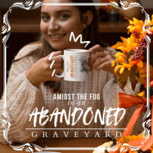 En medio de la niebla en un cementerio abandonado
