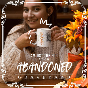 Taza De Café En medio de la niebla en un cementerio abandonado