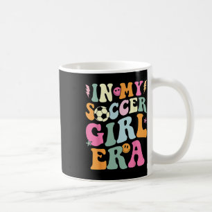 Taza De Café En Mi Era De Chica De Fútbol Retro Groovy Chica De