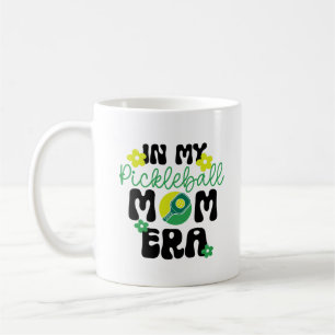 Taza De Café En Mi Era de Mamá de Pickleball Retro Floral Groov