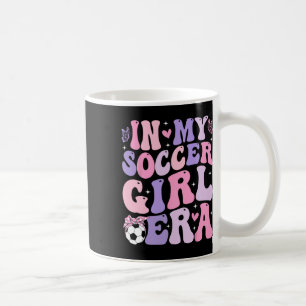 Taza De Café En Mi Era de Niña Futbolista Retro Groovy Chica Fu