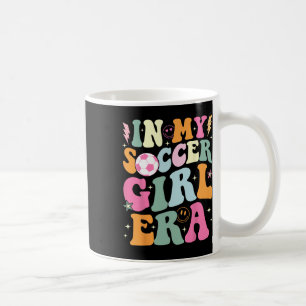 Taza De Café En mi era de niña futbolista Retro Groovy Niña Fut