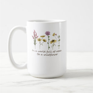 Taza De Café En Un Mundo Lleno De Rosas Sé Una Flor Silvestre T