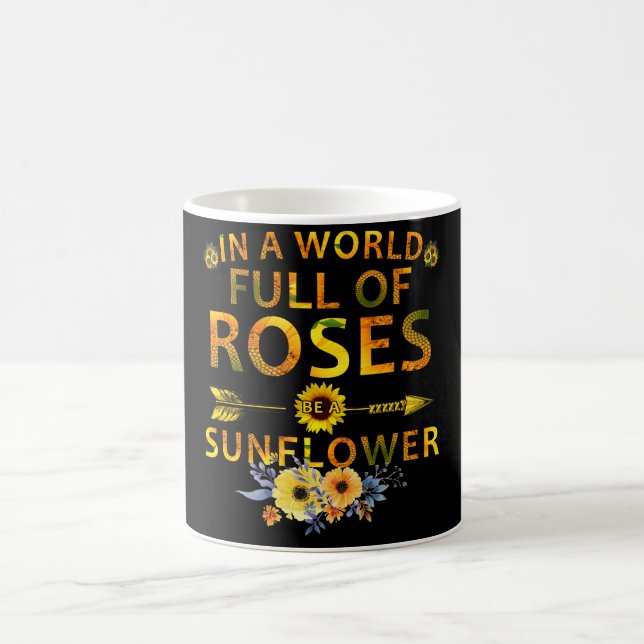 Taza De Café en un mundo lleno de rosas sea un girasol (Centro)