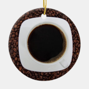 Taza de café en una cama del ornamento de los