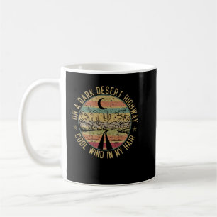 Taza De Café En Una Carretera Del Desierto Oscuro Guay Viento E