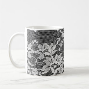 Taza De Café Encaje floral blanco: fondo negro.