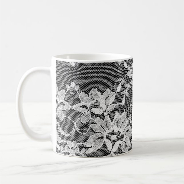 Taza De Café Encaje floral blanco sobre un fondo negro. (Izquierda)