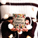 Taza De Café Encanto vintage: Patrón de árbol de Navidad<br><div class="desc">Envuelve tus regalos de vacaciones con elegancia intemporal con nuestro papel de envoltura "Encanto de la Vintage", con un patrón nostálgico inspirado en los motivos clásicos de los Navidades. Con un fondo de papel rústico, adornan la superficie encantadores dibujos de líneas de árboles de Navidad en amarillo, verde, rojo y...</div>