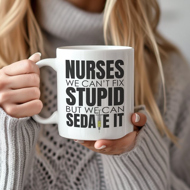 Taza De Café Enfermera divertida que no podemos acomodar estúpi (Inject personality and fun into your coffee routine with this clever and stylish mug.)