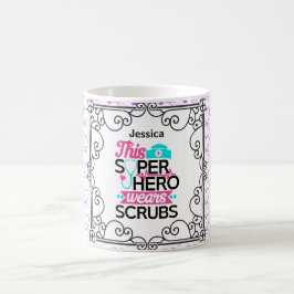 Taza De Café ENFERMERA - Esta Superheroína Usa SCRUBS Personali