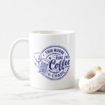 Taza De Café Enfermera Funny Corre En Caos De Café<br><div class="desc">Es gracioso decir,  "esta enfermera corre sobre café y caos. Café,  estetoscopio y símbolo de victoria. Un regalo perfecto para una enfermera graduada o una enfermera de larga trayectoria.</div>