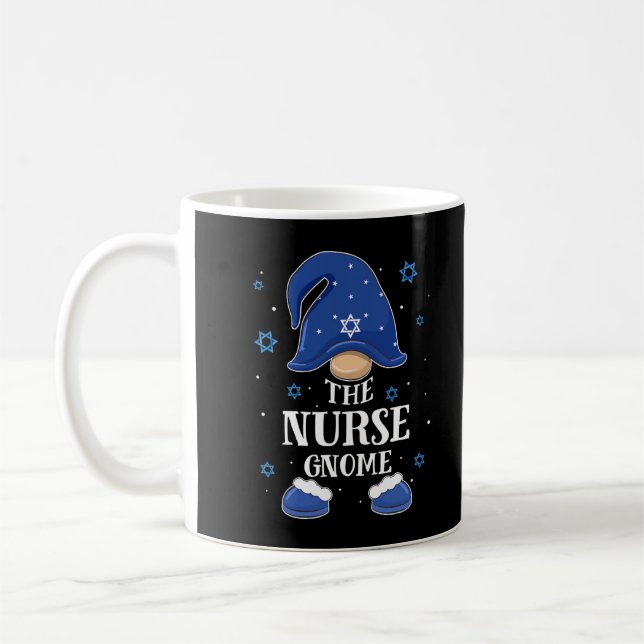 Taza De Café Enfermera Gnome Hanukkah Familia judía coincidente (Izquierda)