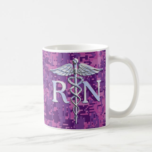 Taza De Café Enfermera inscrita RN Silver Caduceus Fuchsia Camo (Derecha)