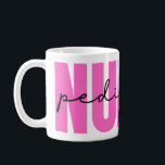 Taza De Café Enfermera pediátrica rosa Mug<br><div class="desc">Una moderna jarra de enfermería pediátrica en letras y negrita rosa. Excelente para un grupo de enfermeras regalo para Navidades,  regalos de apreciación de enfermeras y más.</div>