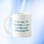 Taza De Café Enfermera personalizada RN con nombre y colores pe<br><div class="desc">¡Muestra tu orgullo de enfermería con esta taza de café personalizada que captura perfectamente la realidad cafetera de los héroes de la salud! Este elegante tazón de cerámica muestra la frase humorística "Créeme, soy [SU NOMBRE] — su RN muy cafeinado" en un moderno diseño de tipografía mixta. Tanto el nombre...</div>
