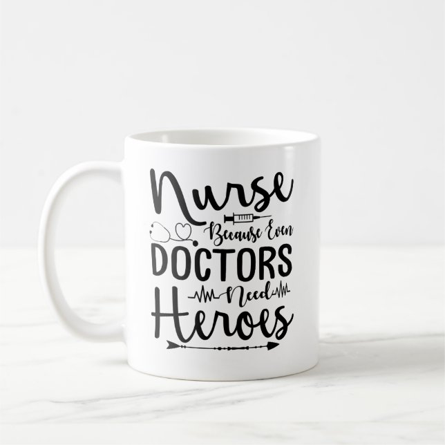 Taza De Café Enfermera porque incluso los Médicas necesitan hér (Izquierda)