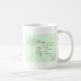 Taza De Café Enfermera toca una vida con flores silvestres