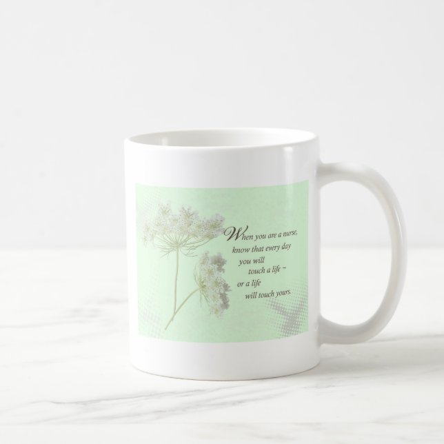 Taza De Café Enfermera toca una vida con flores silvestres (Derecha)