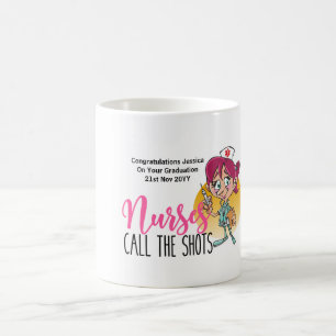 TAZA DE CAFÉ ENFERMERÍA DE GRADUACIÓN DIVERTIDA LLAMA A LOS DIS