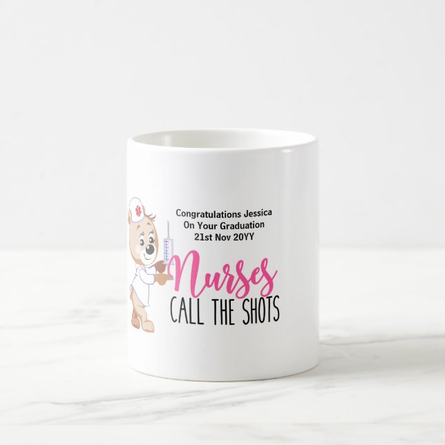 TAZA DE CAFÉ ENFERMERÍA DE GRADUACIÓN DIVERTIDA LLAMA A LOS DIS (Centro)