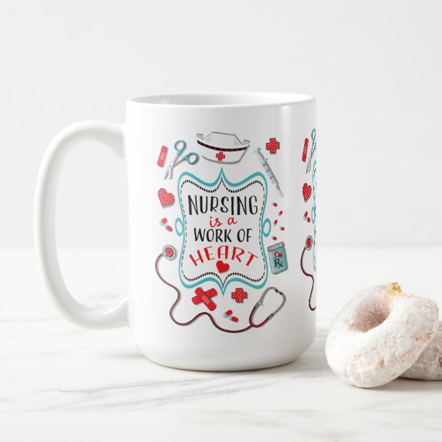 Taza De Café Enfermería es un trabajo de tazón cardíaco (Con donut)