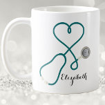 Taza De Café Enfermero Profesional Médico Profesional Amor Cora<br><div class="desc">Dé a su enfermera o profesional de enfermería favorita su propia taza de café monogramada. La enfermera trabaja duro y cuando se toman un descanso se merecen una buena taza de café. El diseño es sencillo y moderno y cuenta con un estetoscopio médico envuelto en un patrón de amor cardíaco....</div>