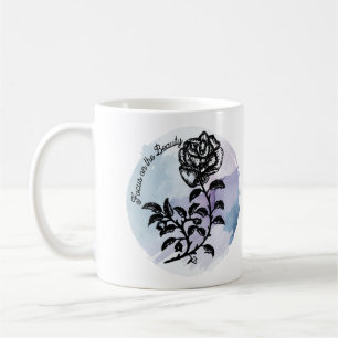Taza De Café Enfoque en la pluma de belleza y el Rosa de tinta