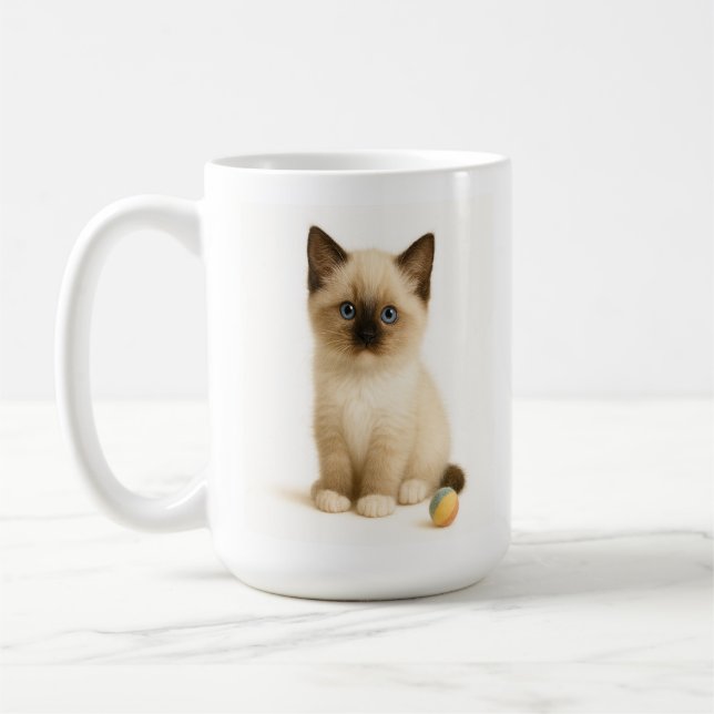 Taza De Café Enfoque suave - Gatito Ragdoll con bola de juguete (Izquierda)