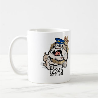 Taza de café enojada del perro de la policía del