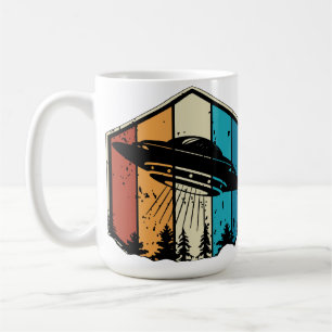Taza De Café Ensoñación Galáctica: OVNI Vuela Sobre Bosque Retr