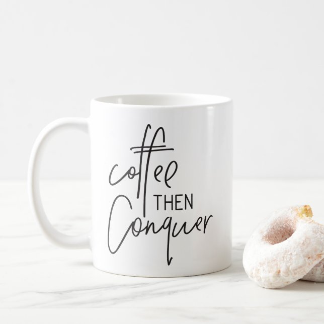Taza De Café ENTONCES, EL CAFÉ CONQUIRE negro con letras a mano (Con donut)