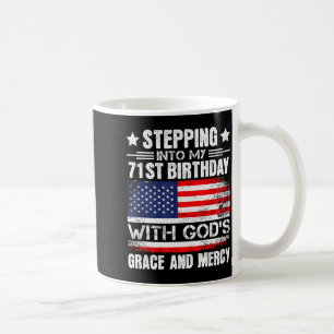 Taza De Café Entrando en mi cumpleaños número 71 con la gracia