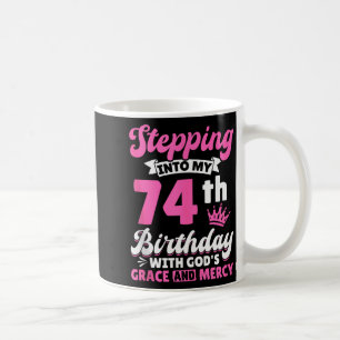 Taza De Café Entrando en mi cumpleaños número 74 con la gracia