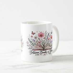 Taza De Café Entre libros y florece amante de los libros lector