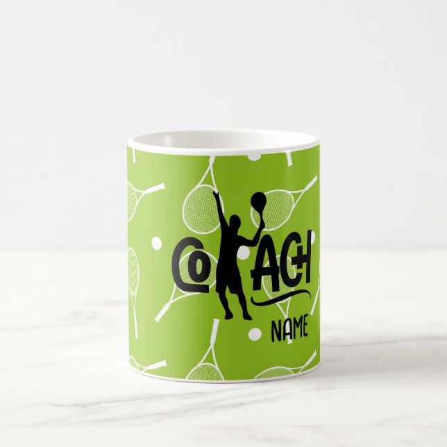 Taza De Café Entrenador de tenis con raqueta y pelota con nombr (Centro)