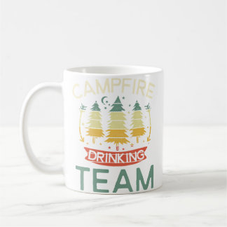 Taza De Café Equipo de Bebedores alrededor de la Fogata Amantes