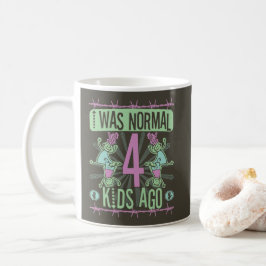 TAZA DE CAFÉ ERA NORMAL HACE CUATRO HIJOS - PADRES DE CUATRO HI
