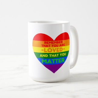 Taza De Café Eres amado, asunto (corazón de la bandera LGBT)