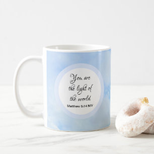 Taza De Café Eres la luz de la Biblia mundial contra el azul