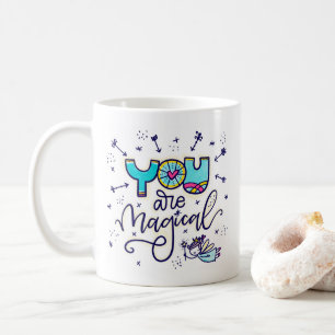Taza De Café Eres mágico, con letras a mano e ilustrado