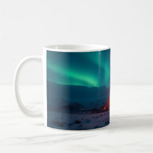 Taza De Café Erupción volcánica bajo la Aurora Boreal