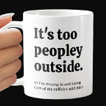 Taza De Café Es demasiado gente afuera<br><div class="desc">Un divertido tazón de café dice: "Es demasiado gente afuera... así que me quedo y cuido de mi adicción a la cafeína". Personalice con un nombre impreso verticalmente en el lateral. Hace un regalo divertido o perfecto para usted.</div>